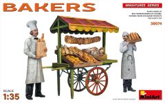 BOX CONTAINS MODELS OF 2 FIGURES, WOODEN CRATES WITH BAKERY PRODUCTS 1:35 SCALE