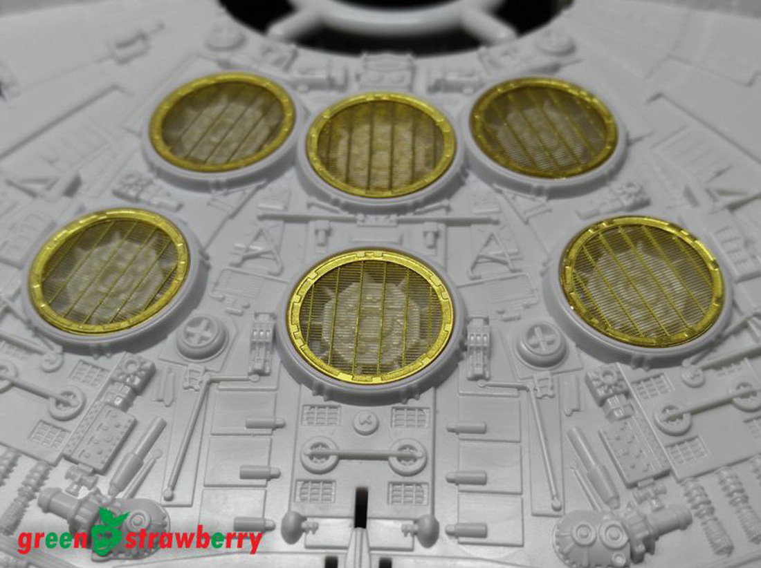 Green Strawberry 1/144 "Millenium Falcon" # 01715
