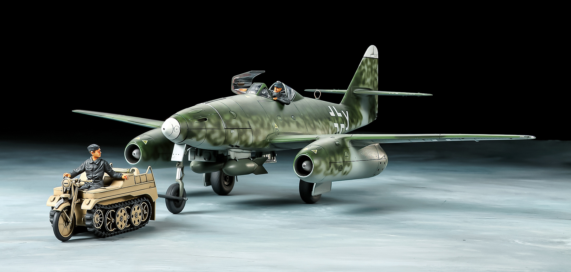 Tamiya 1/48 Me262A-2a & Kettendraftrad # 25215