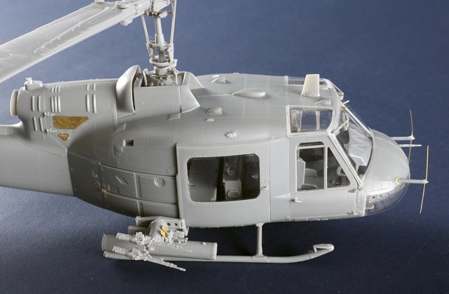 Trumpeter 1/35 US Army UH-1B Huey Helicopter Gunship # 05112
