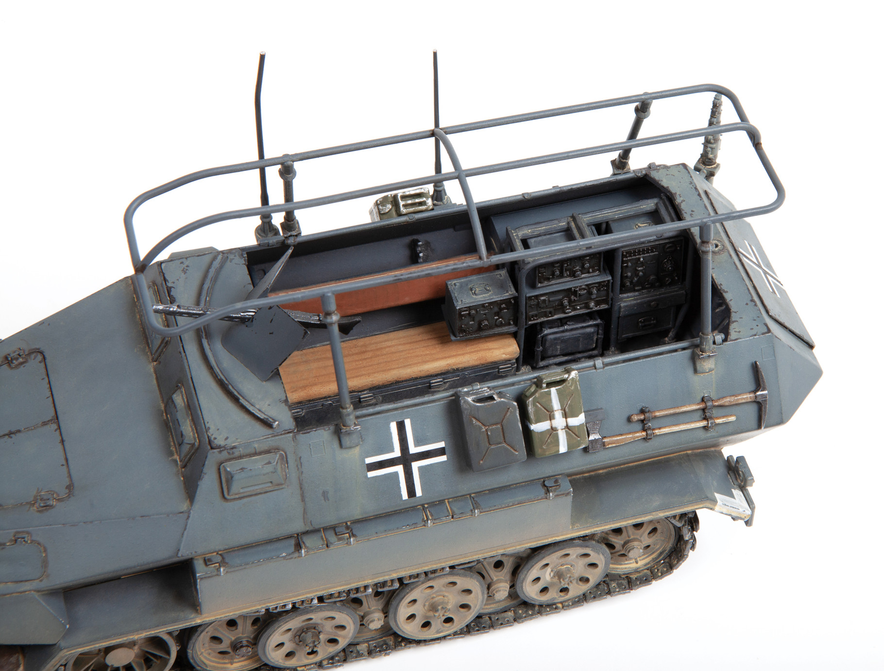 Zvezda 1/35 Sd. Kfz. 251/3 Ausf. B Half-Tracked Radio Car# 3604