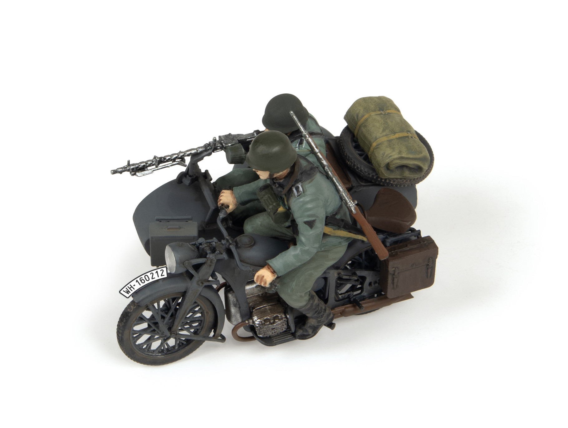 Zvezda 1/35 German WWII Zuendapp K800 Motorcycle with Sidecar & Crew # 3717