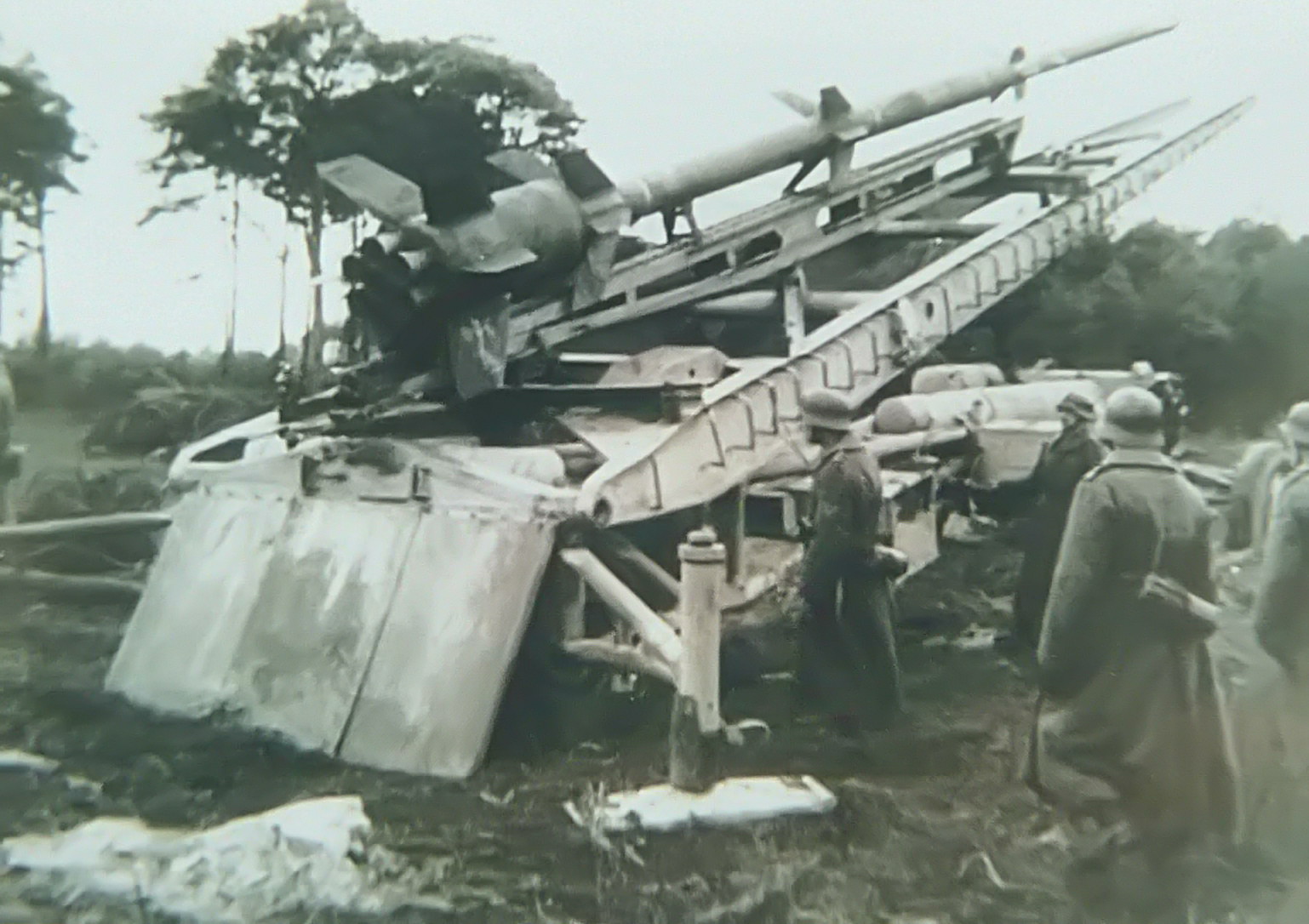 Bronco Models 1/35 German Rheinmetall Long-Range Rocket "Rheinbote" (Rh.Z.61/9) and launcher # 35048